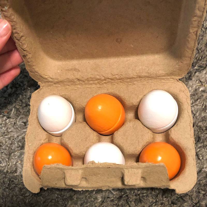 Oua de jucarie, Zola®, detasabile, cu galbenusuri din lemn, 6 buc si cutie depozitare, 15.5x10x6 cm Oua de jucarie, Zola®, detasabile, cu galbenusuri din lemn, 6 buc si cutie depozitare, 15.5x10x6 cm